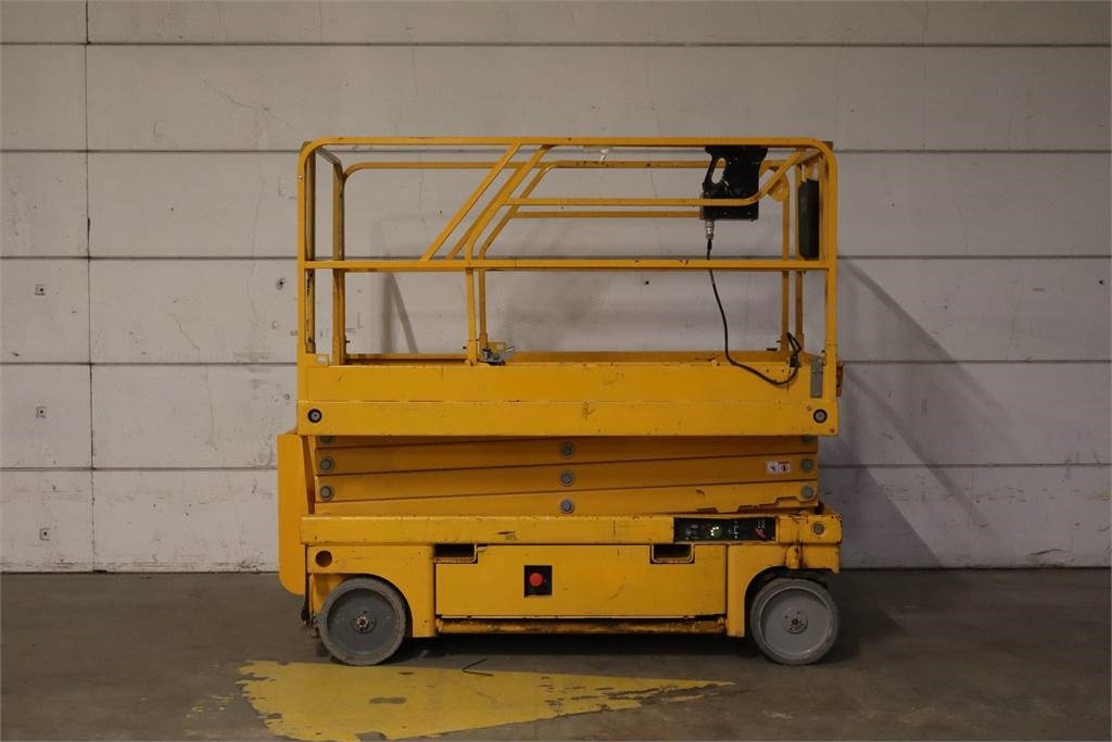 Haulotte Compact 10 - Scissor lift: picture 1 Haulotte Compact 10 - Scissor lift: picture 1