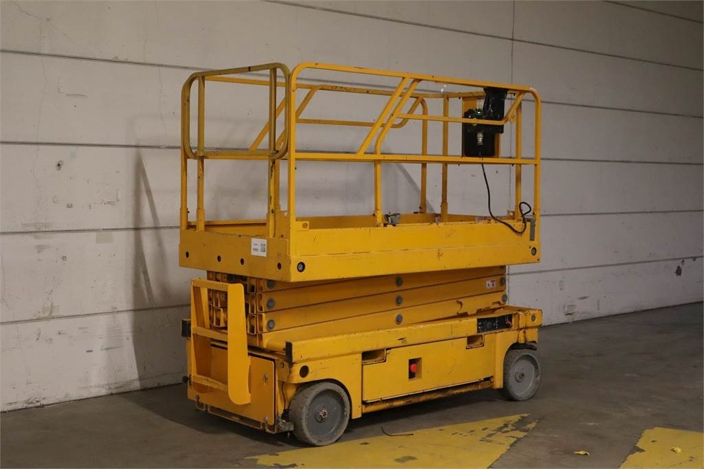 Haulotte Compact 10 - Scissor lift: picture 3 Haulotte Compact 10 - Scissor lift: picture 3