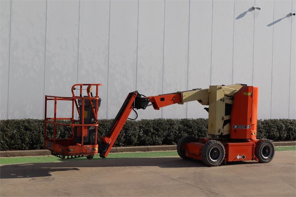 JLG E300AJP - Articulated boom: picture 2 JLG E300AJP - Articulated boom: picture 2