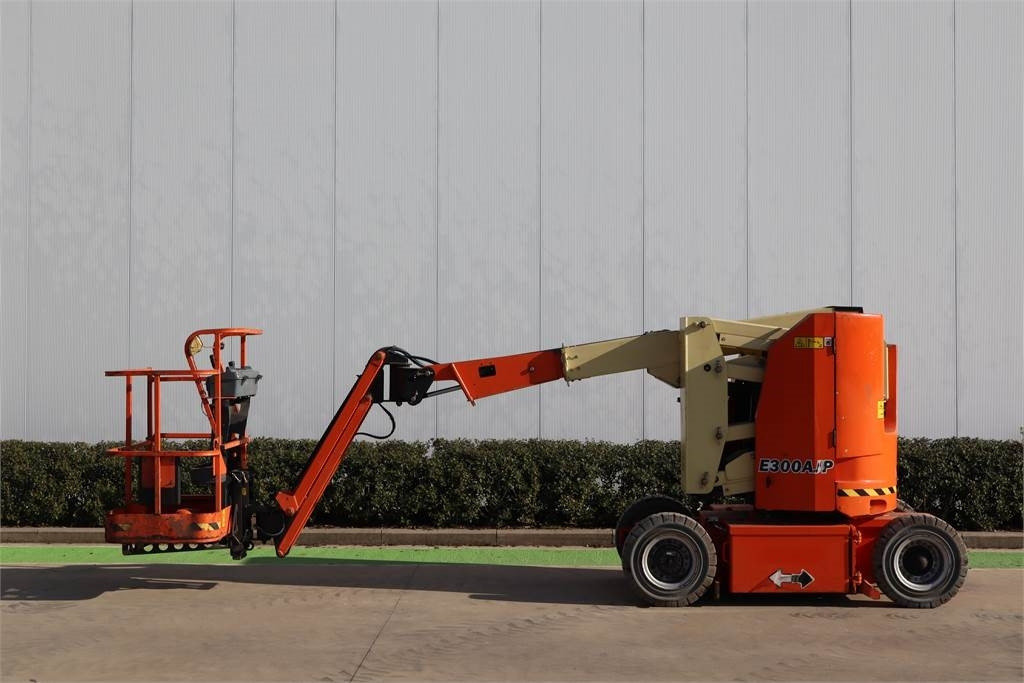 JLG E300AJP - Articulated boom: picture 1 JLG E300AJP - Articulated boom: picture 1