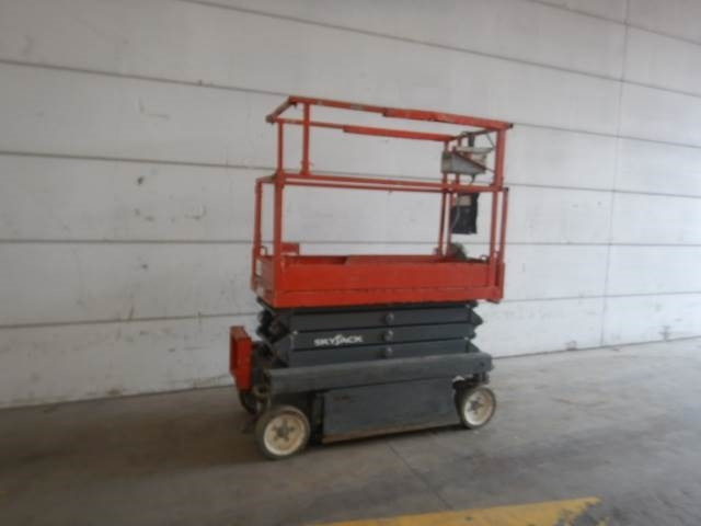 SkyJack SJ3219 - new batteries - Scissor lift: picture 3 SkyJack SJ3219 - new batteries - Scissor lift: picture 3