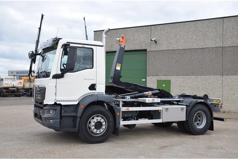 MAN TGM 18.320 - Hook lift truck: picture 3 MAN TGM 18.320 - Hook lift truck: picture 3