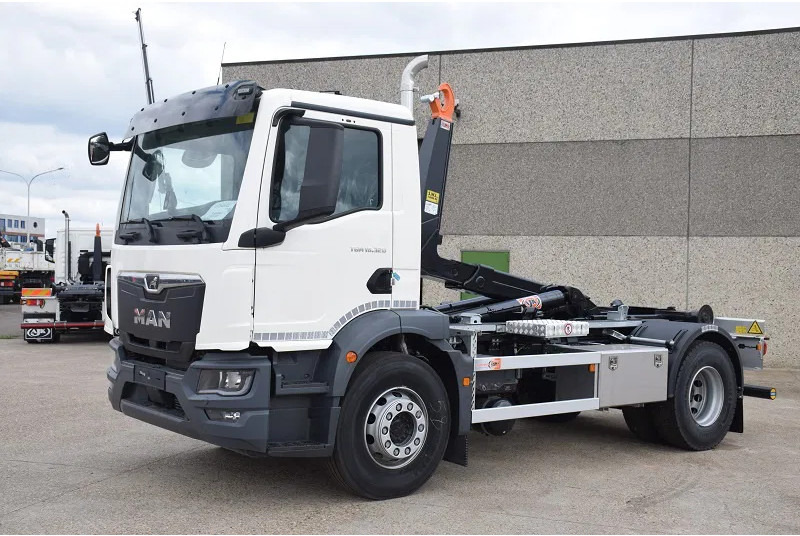 MAN TGM 18.320 - Hook lift truck: picture 2 MAN TGM 18.320 - Hook lift truck: picture 2