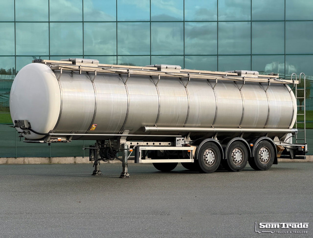 Burg 37.300 Liter 3 Compartments Disc Brakes Super Condition NL Trailer - Tank semi-trailer: picture 1 Burg 37.300 Liter 3 Compartments Disc Brakes Super Condition NL Trailer - Tank semi-trailer: picture 1