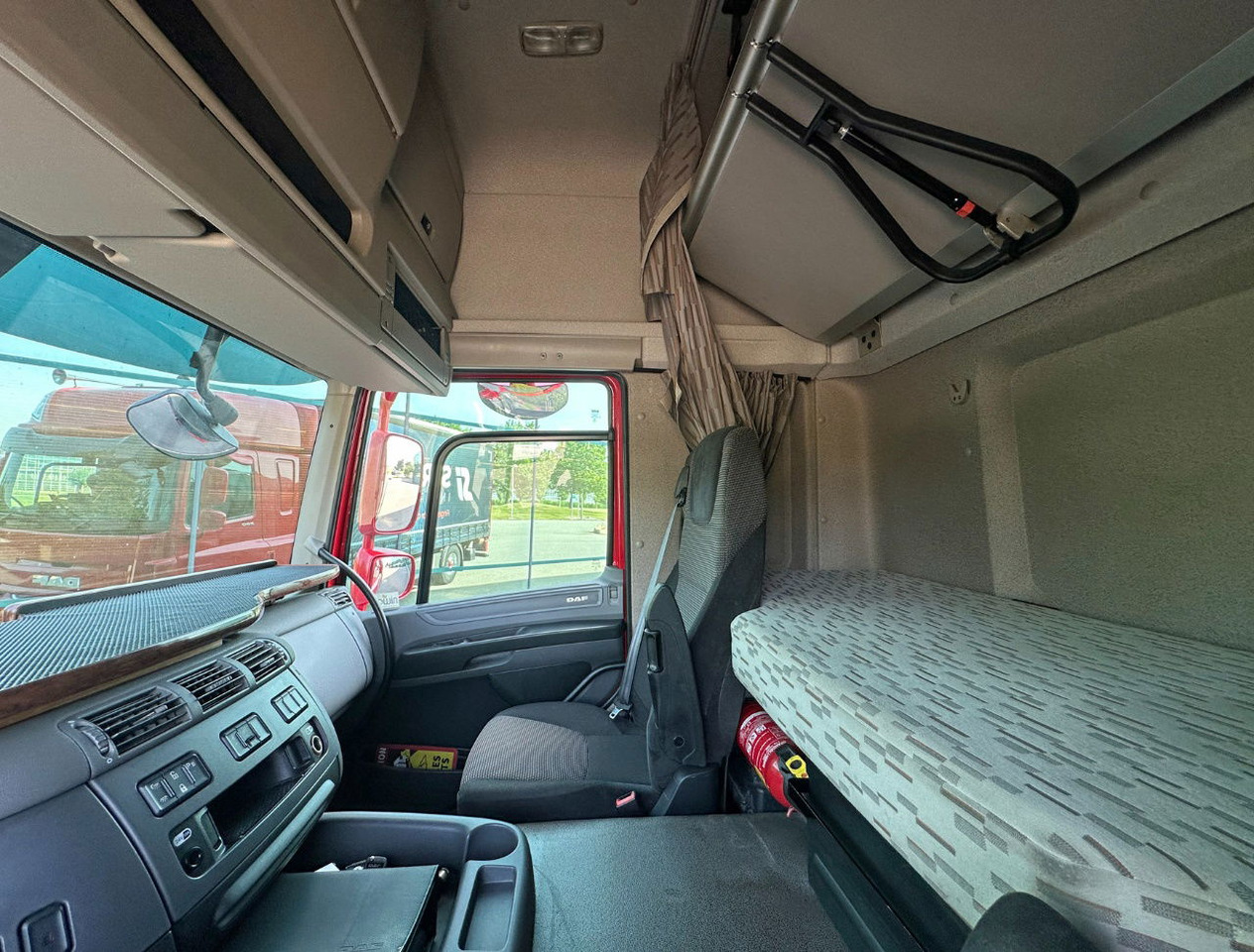 Box truck DAF CF 290 FA Space CAB Hardhouten Vloer 2500 KG Klep Nieuw Staat: picture 9