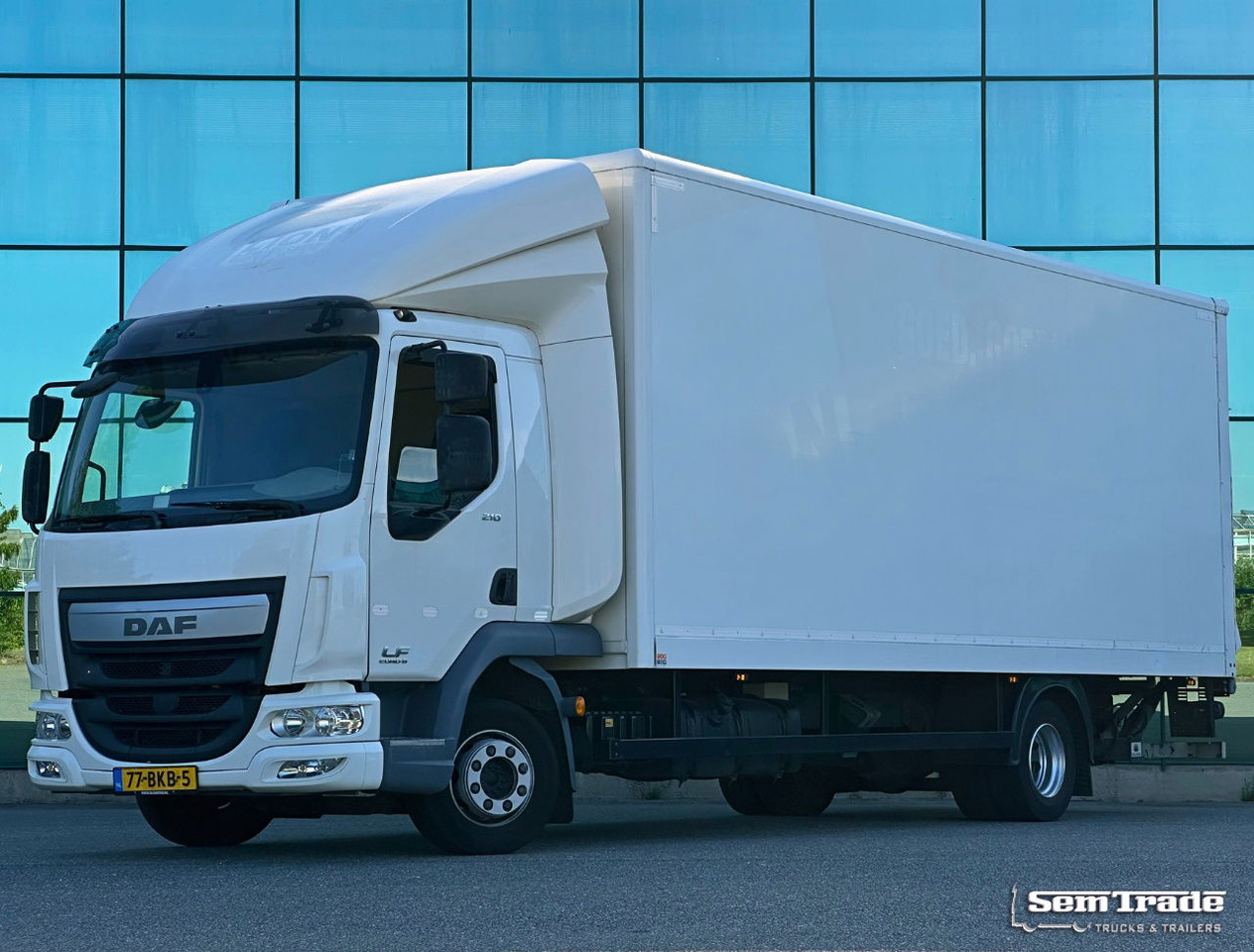 DAF LF 210 Euro 6 Only 71.500 KM Airco Tail Lift NEW Condition - Tractor unit: picture 1 DAF LF 210 Euro 6 Only 71.500 KM Airco Tail Lift NEW Condition - Tractor unit: picture 1