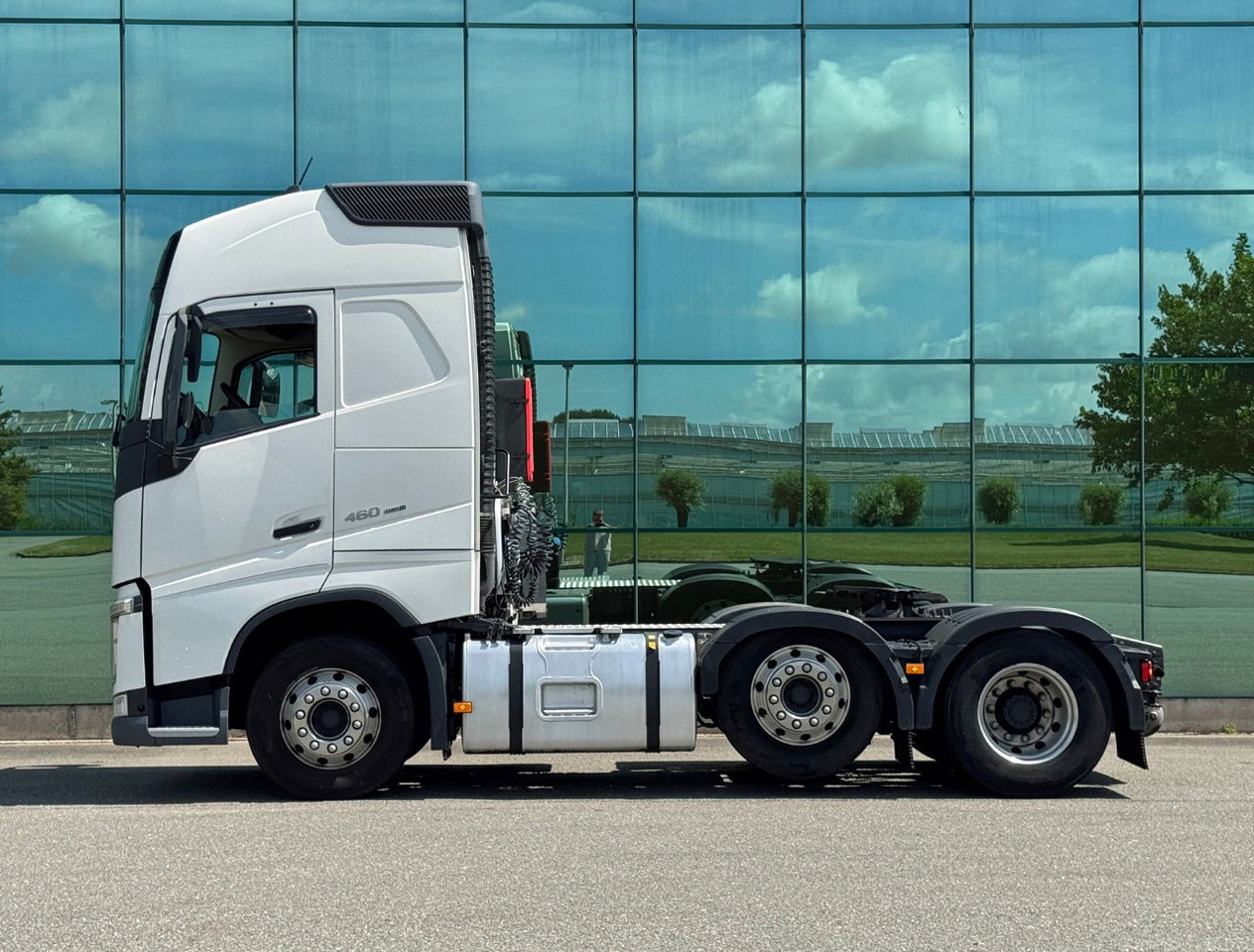 Volvo FH 460 6X2 Only 402.000 KM LB VIN NR I-Parc Cool TOP Condition NL Truck 2 - Tractor unit: picture 2 Volvo FH 460 6X2 Only 402.000 KM LB VIN NR I-Parc Cool TOP Condition NL Truck 2 - Tractor unit: picture 2
