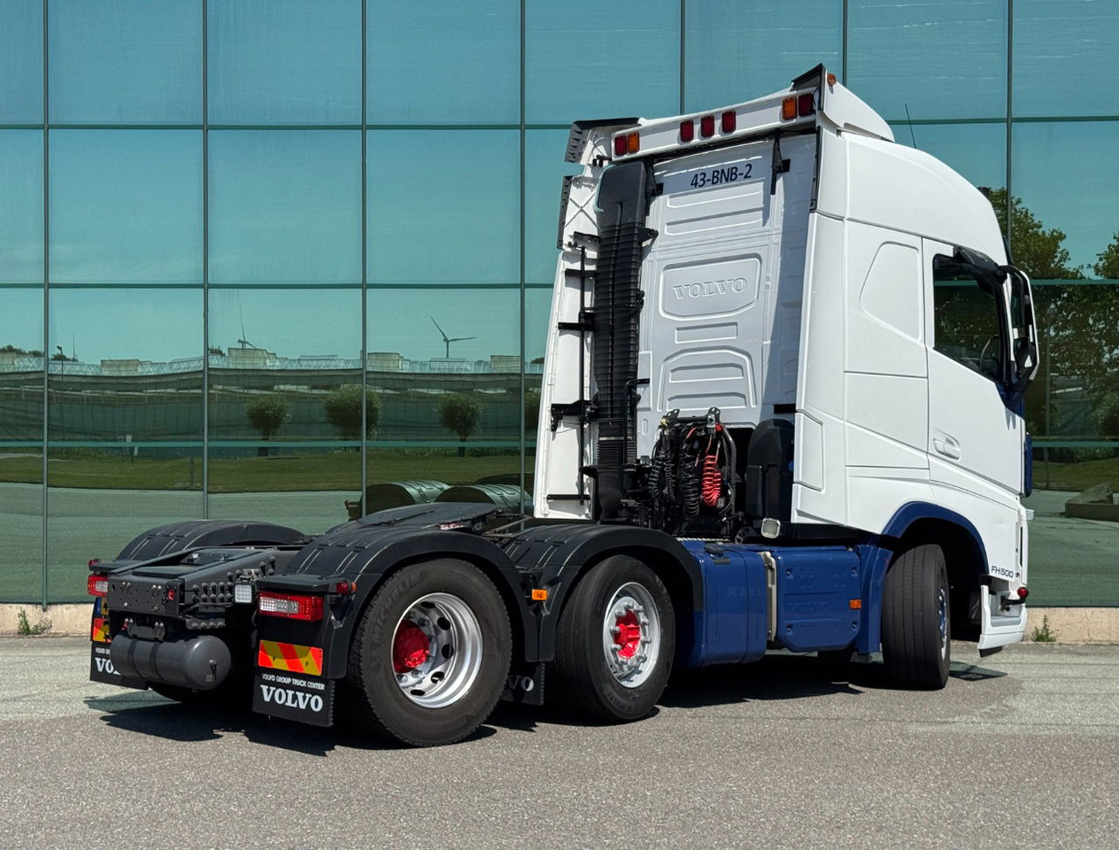 Volvo FH 500 6X2 Globetrotter 2x Tanks Only 667.000 KM Super Condition NL Truck - Tractor unit: picture 4 Volvo FH 500 6X2 Globetrotter 2x Tanks Only 667.000 KM Super Condition NL Truck - Tractor unit: picture 4
