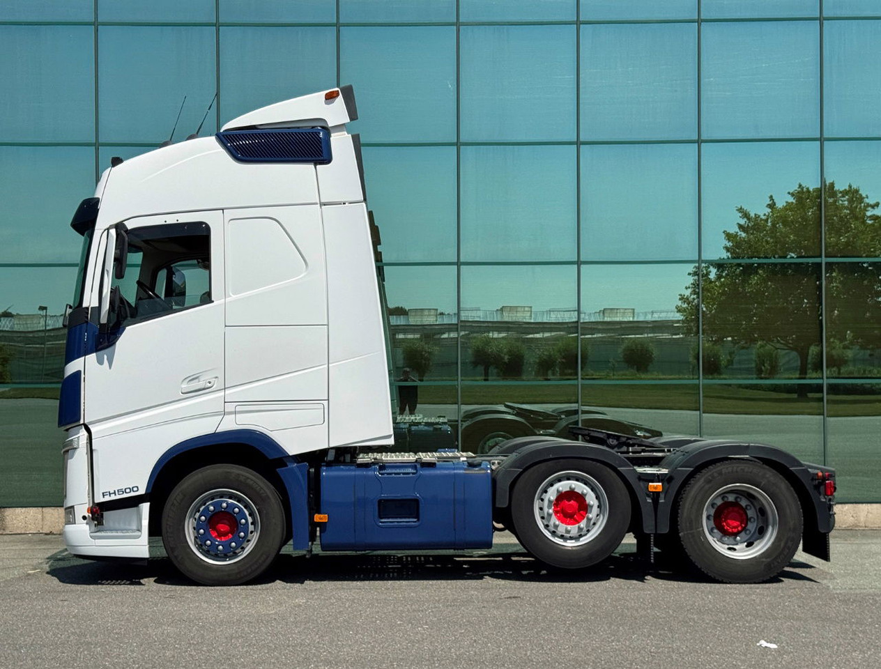 Volvo FH 500 6X2 Globetrotter 2x Tanks Only 667.000 KM Super Condition NL Truck - Tractor unit: picture 2 Volvo FH 500 6X2 Globetrotter 2x Tanks Only 667.000 KM Super Condition NL Truck - Tractor unit: picture 2