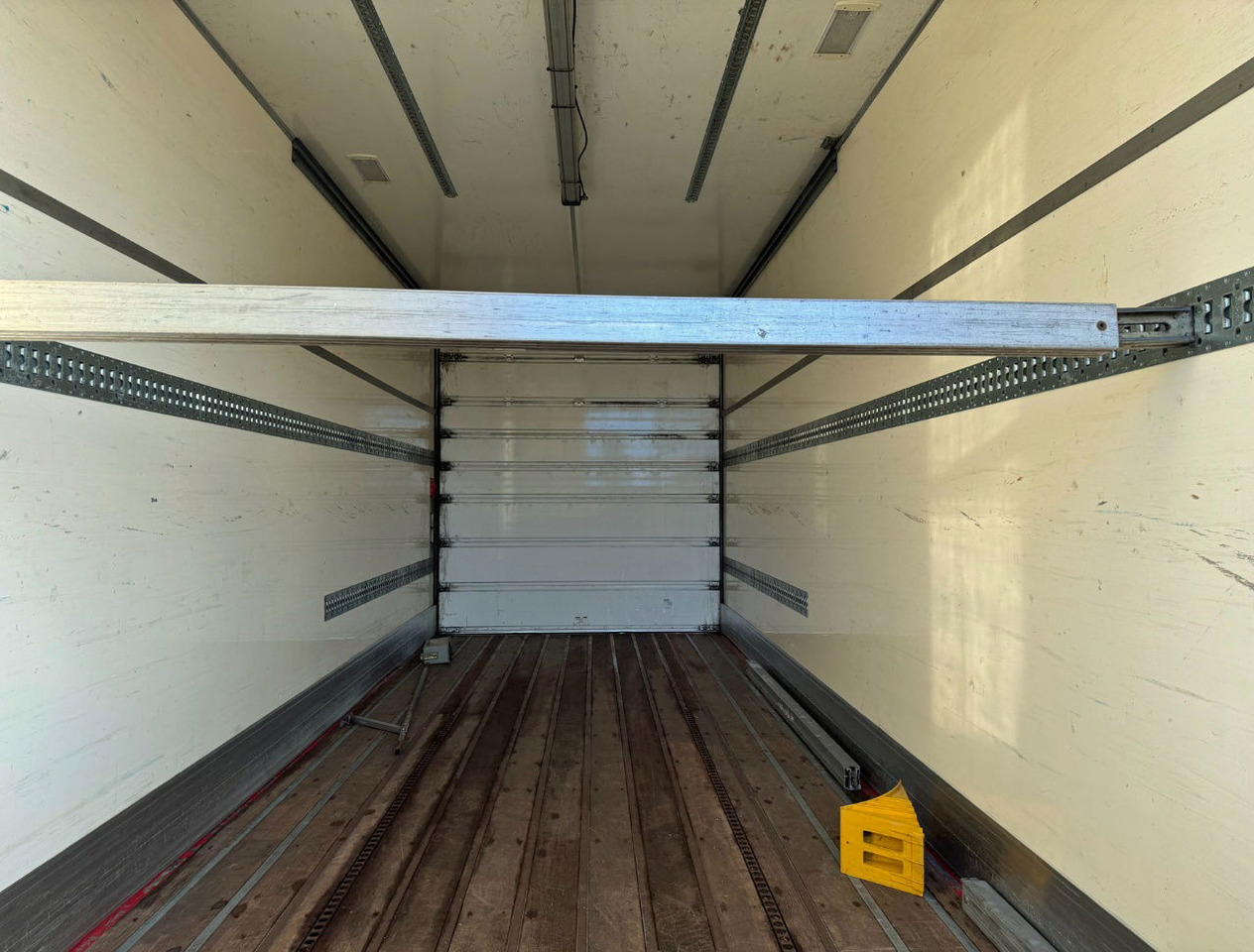 Closed box trailer Trias 812-190 Theo Mulder Isolated BOX Disc Brakes Tail Lift: picture 16 Closed box trailer Trias 812-190 Theo Mulder Isolated BOX Disc Brakes Tail Lift: picture 16
