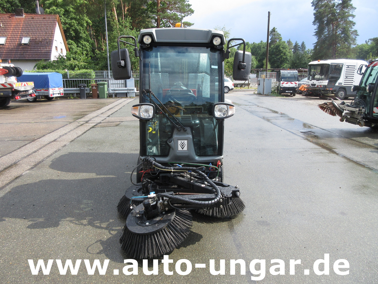 KÄRCHER MC 50 Advanced MIC 50 Professional Kleinkehrmaschine 4x4 Geräteträger - Road sweeper: picture 2 KÄRCHER MC 50 Advanced MIC 50 Professional Kleinkehrmaschine 4x4 Geräteträger - Road sweeper: picture 2