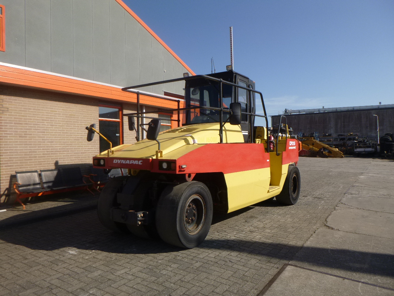 Pneumatic roller DYNAPAC CP215(HITACHI): picture 7 Pneumatic roller DYNAPAC CP215(HITACHI): picture 7