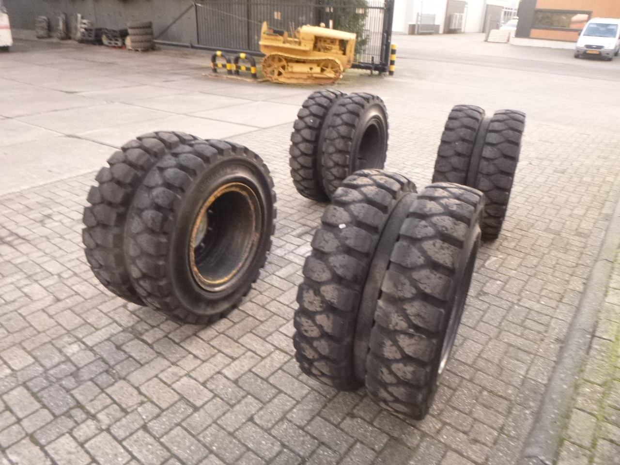 SOLIDEAL 10.00 x 20 SOLID - Wheel and tire package for Wheel excavator: picture 4 SOLIDEAL 10.00 x 20 SOLID - Wheel and tire package for Wheel excavator: picture 4