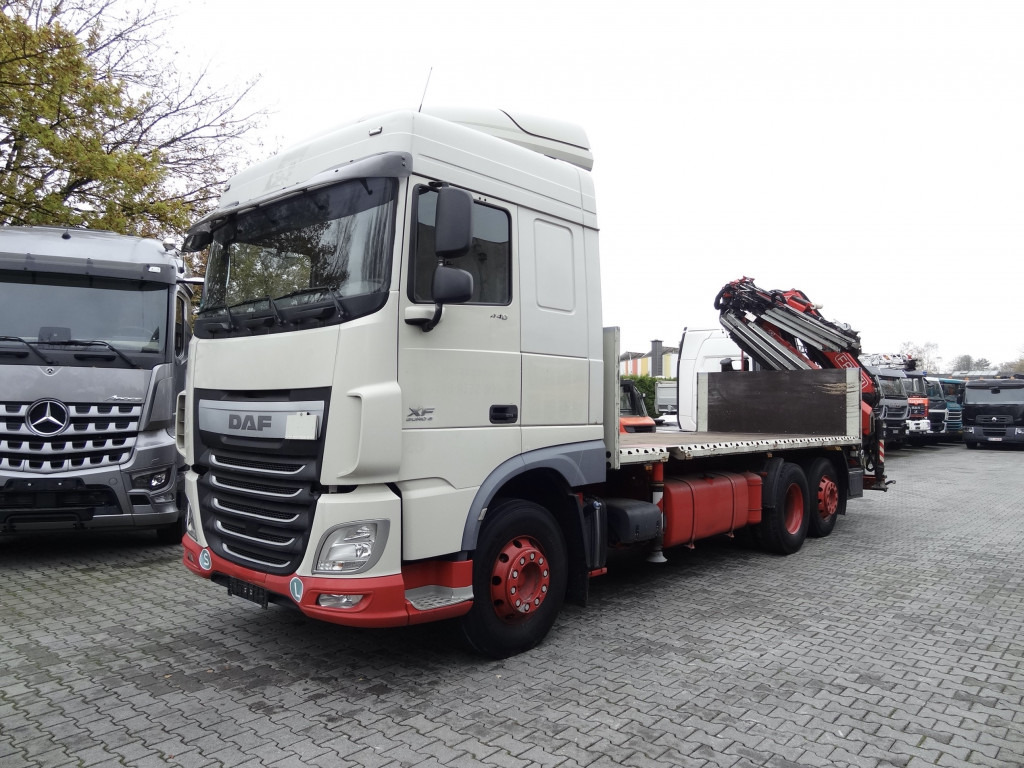 Daf XF440 6X2 Fassi 235 mit Jib bis 24.50 Meter - Dropside/ Flatbed truck, Crane truck: picture 1 Daf XF440 6X2 Fassi 235 mit Jib bis 24.50 Meter - Dropside/ Flatbed truck, Crane truck: picture 1