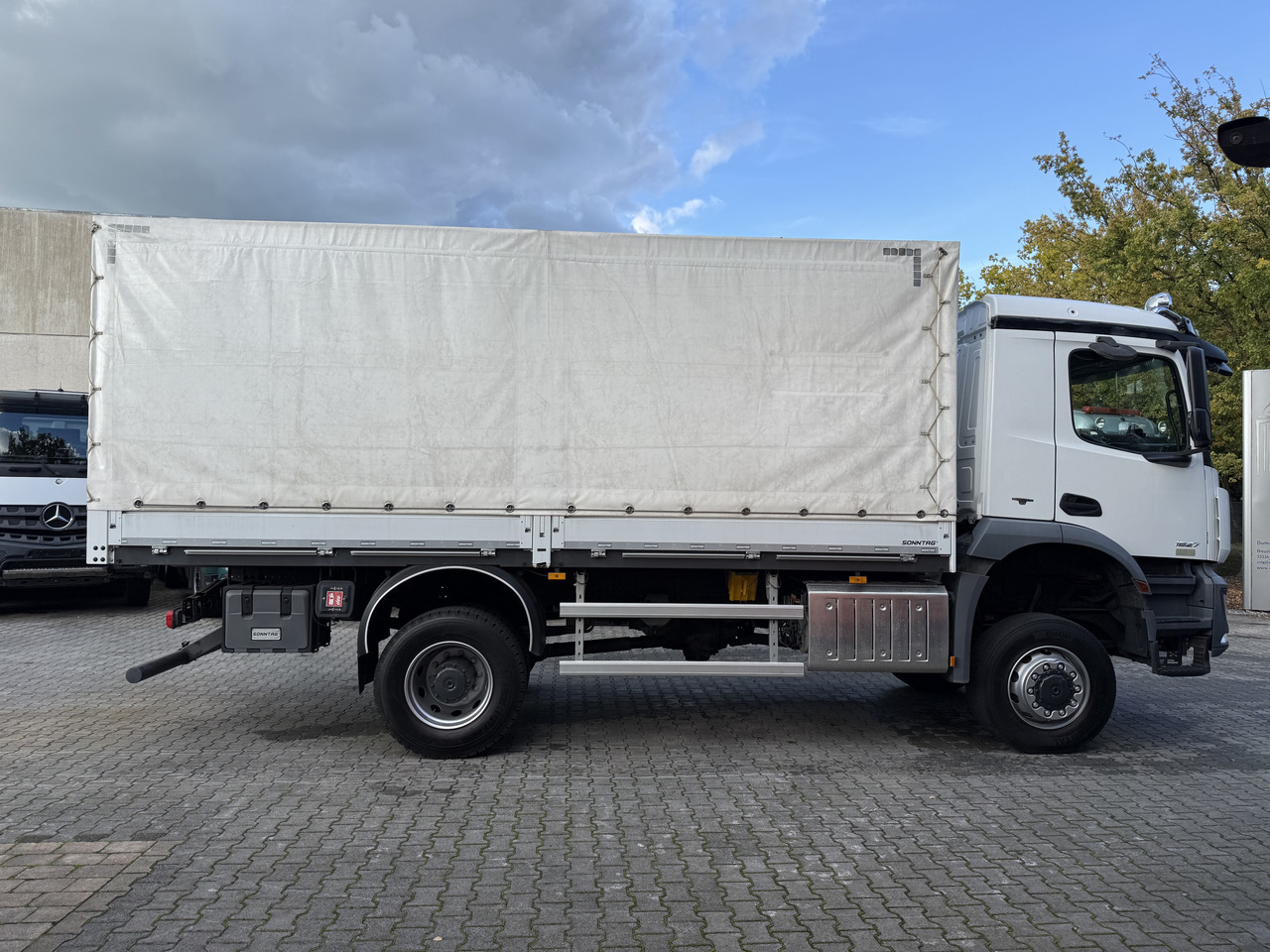 Curtainsider truck Mercedes-Benz Arocs 1827 AK 4X4 Ex-: picture 12