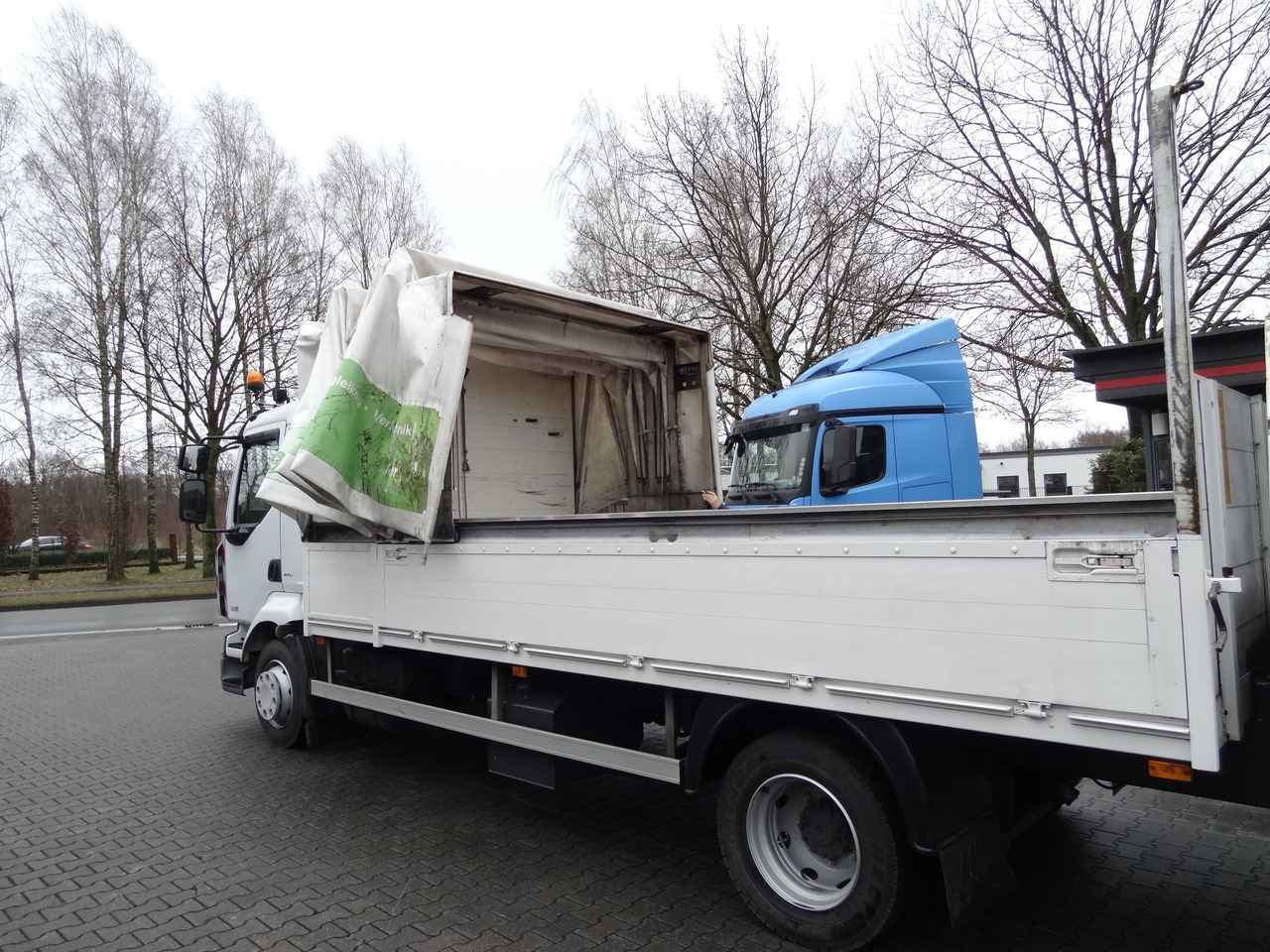 Renault Midlum 300.12 Fassi F80 - Dropside/ Flatbed truck, Crane truck: picture 3 Renault Midlum 300.12 Fassi F80 - Dropside/ Flatbed truck, Crane truck: picture 3