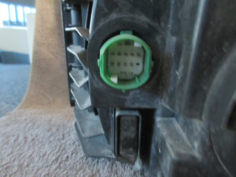 Iveco 5801898825 KOPLAMP HI WAY EURO 6 RECHTS KANT - Headlight for Truck: picture 4 Iveco 5801898825 KOPLAMP HI WAY EURO 6 RECHTS KANT - Headlight for Truck: picture 4