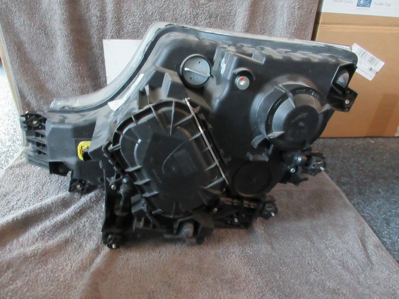 Mercedes-Benz A 960 820 03 39 KOPLAMP MERCEDES BENZ 1845 EURO 6 RECHT nieuw & gebruik - Headlight for Truck: picture 3 Mercedes-Benz A 960 820 03 39 KOPLAMP MERCEDES BENZ 1845 EURO 6 RECHT nieuw & gebruik - Headlight for Truck: picture 3