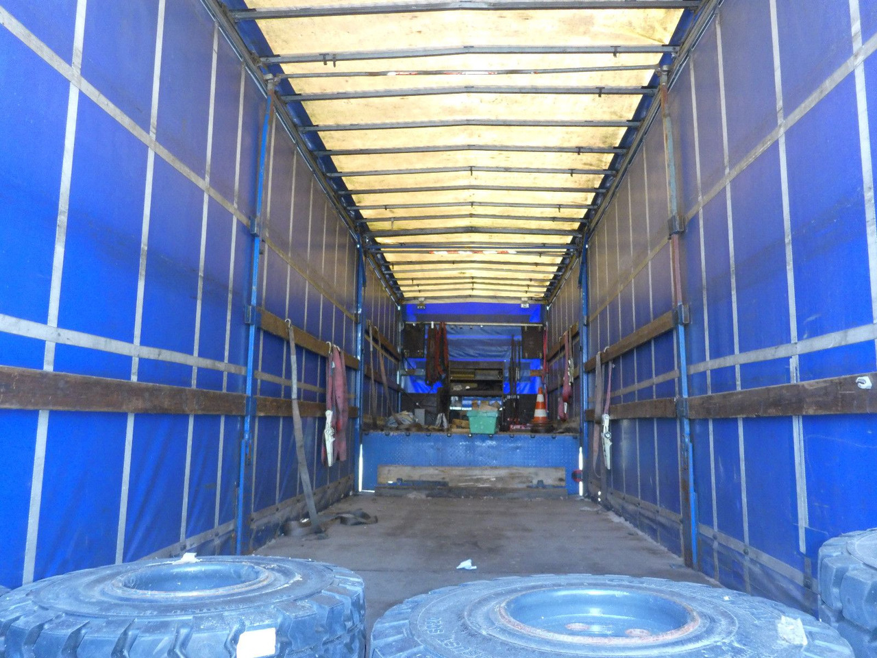 SLSK220 - Low loader semi-trailer: picture 4 SLSK220 - Low loader semi-trailer: picture 4