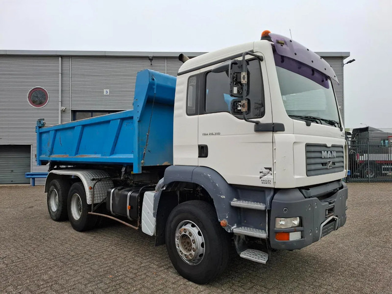 MAN TGA 26.310 / 6X4 / 2XBIG AXLE / 2SIDE TIPPER / ONLY:545423 KM / TUV:06-05-2026 / FULL-STEEL / AIRCO / MANUAL / EURO-4 / 2005 - Tipper: picture 4 MAN TGA 26.310 / 6X4 / 2XBIG AXLE / 2SIDE TIPPER / ONLY:545423 KM / TUV:06-05-2026 / FULL-STEEL / AIRCO / MANUAL / EURO-4 / 2005 - Tipper: picture 4