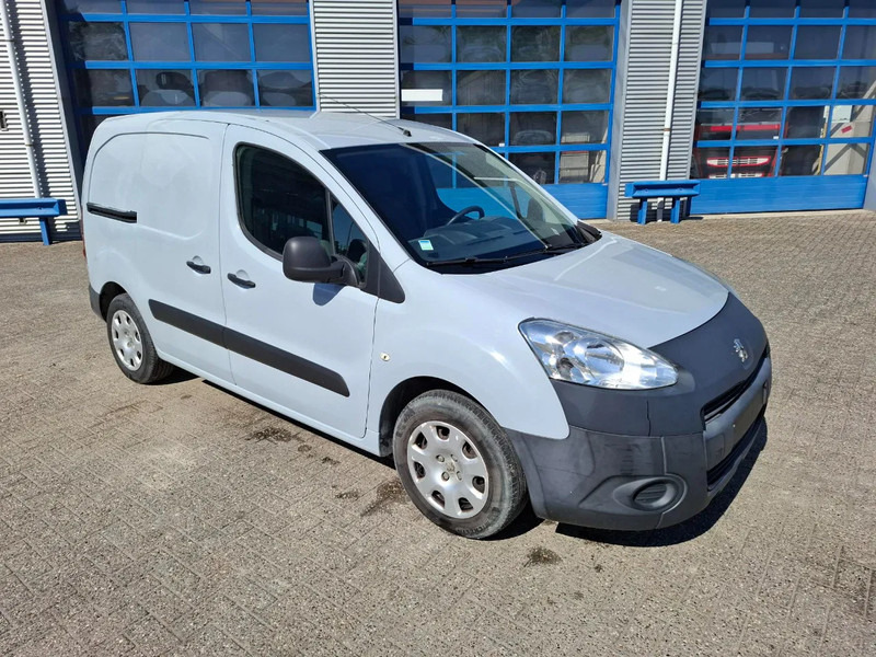 Peugeot Partner 1.6 HDI / TUV:12-01-2026 / AIRCO / CLOSED BOX / MANUAL / EURO-5 b / 2015 - Small van: picture 2 Peugeot Partner 1.6 HDI / TUV:12-01-2026 / AIRCO / CLOSED BOX / MANUAL / EURO-5 b / 2015 - Small van: picture 2