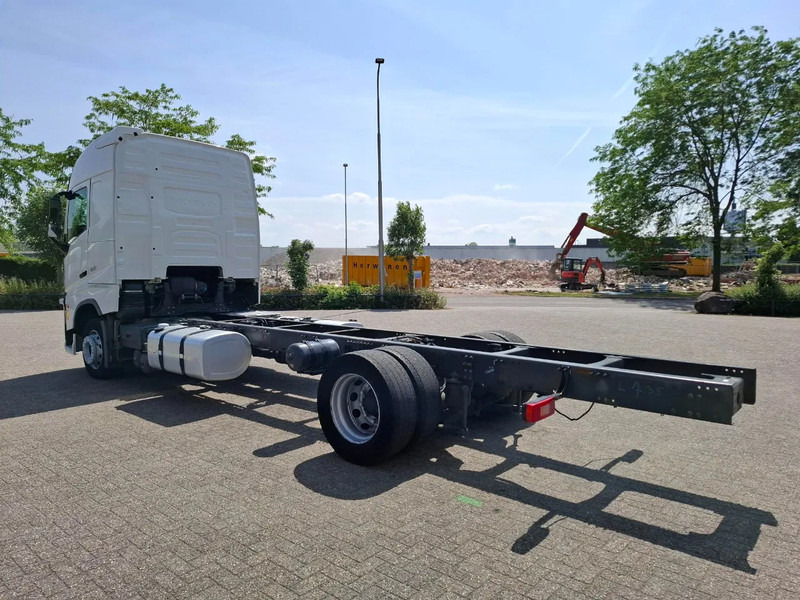 Volvo FH4-420 / PTO / DOUBLE TANK / I-PARKCOOL / VEB+ / LWDS / TUV:10-07-2025 / AUTOMATIC / EURO-6 / 2016 - Cab chassis truck: picture 3 Volvo FH4-420 / PTO / DOUBLE TANK / I-PARKCOOL / VEB+ / LWDS / TUV:10-07-2025 / AUTOMATIC / EURO-6 / 2016 - Cab chassis truck: picture 3