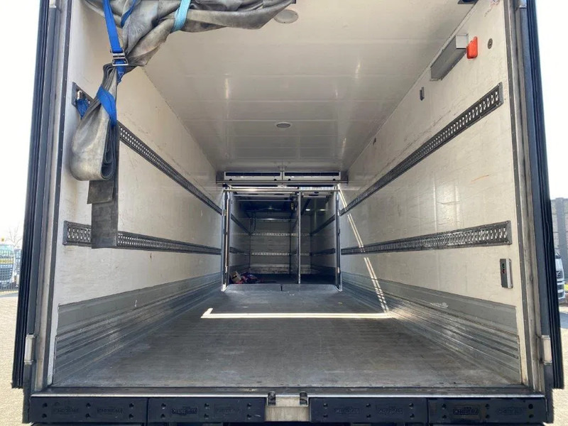 Volvo FM4-420 / COMPLETE COOL+FREEZE COMBI / CHEREAU / THROUGH-LOADING SYSTEM / 2XPLATFORM DHOLLANDIA / FREEZING LOCK / AUTOMATIC / EU - Refrigerator truck: picture 5 Volvo FM4-420 / COMPLETE COOL+FREEZE COMBI / CHEREAU / THROUGH-LOADING SYSTEM / 2XPLATFORM DHOLLANDIA / FREEZING LOCK / AUTOMATIC / EU - Refrigerator truck: picture 5