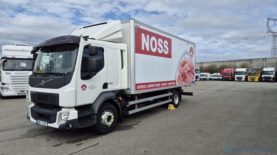VOLVO FL 250 BB EURO 6 - mrazírna + CARRIER XARIOS 600 EL MAXI - Refrigerator truck: picture 2 VOLVO FL 250 BB EURO 6 - mrazírna + CARRIER XARIOS 600 EL MAXI - Refrigerator truck: picture 2