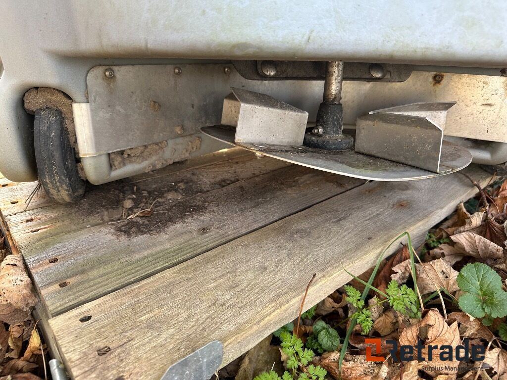 Hilltip Icestriker 200 saltspreder - Construction equipment: picture 3 Hilltip Icestriker 200 saltspreder - Construction equipment: picture 3