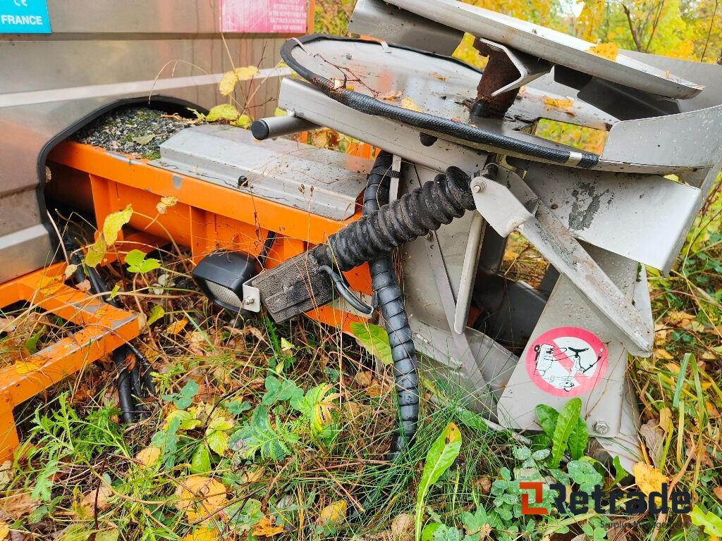 Sand/salt spreder Acometis 3200 - Construction equipment: picture 5 Sand/salt spreder Acometis 3200 - Construction equipment: picture 5