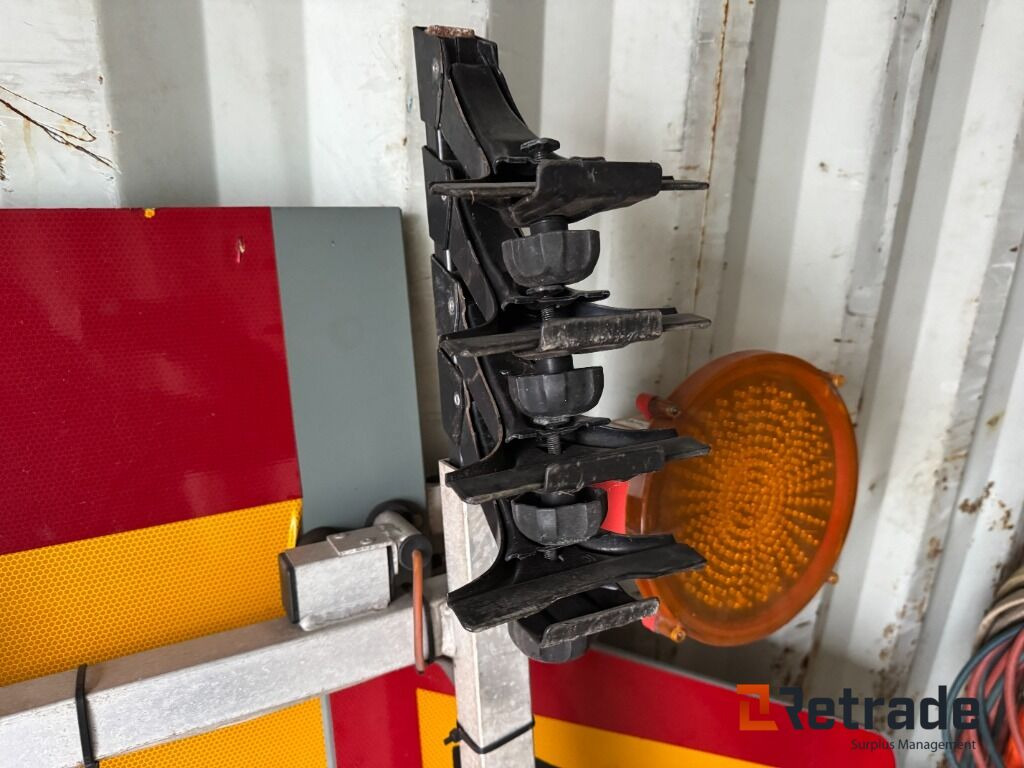 Takskylt med elhydraulisk resning - Construction equipment: picture 2 Takskylt med elhydraulisk resning - Construction equipment: picture 2