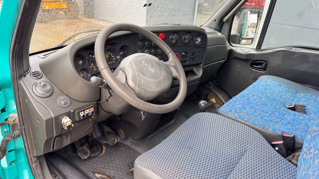 Flatbed van Iveco Daily 65 C15 stake body - Hiab 045-3 - 7.5M: picture 22 Flatbed van Iveco Daily 65 C15 stake body - Hiab 045-3 - 7.5M: picture 22