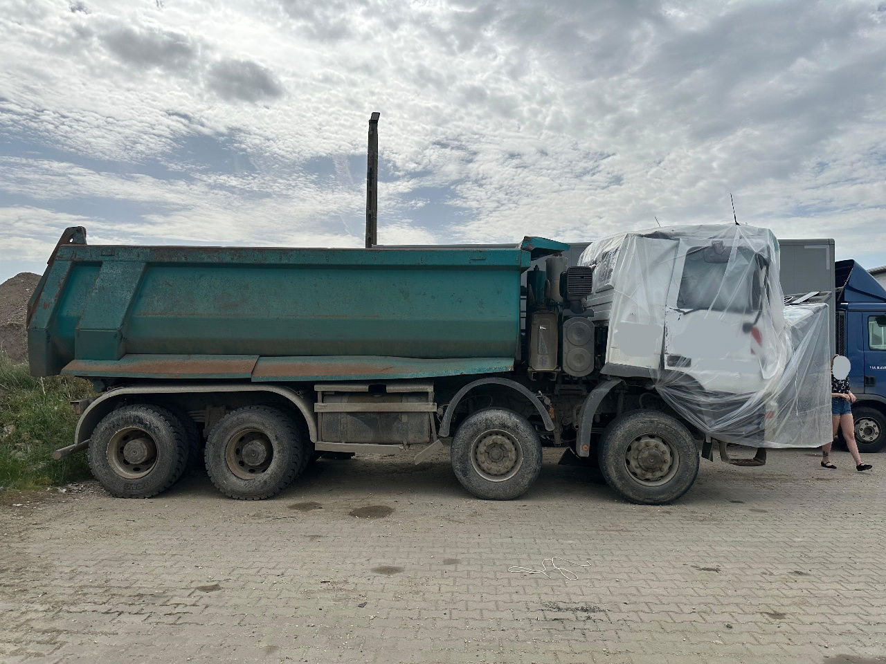 Mercedes-Benz Actros 4141 K 8x6 mulda tipper - damaged - Tipper: picture 3 Mercedes-Benz Actros 4141 K 8x6 mulda tipper - damaged - Tipper: picture 3