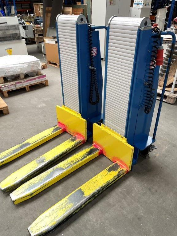 Two electric pallet lifters Butler 1200 - Pallet truck: picture 1 Two electric pallet lifters Butler 1200 - Pallet truck: picture 1