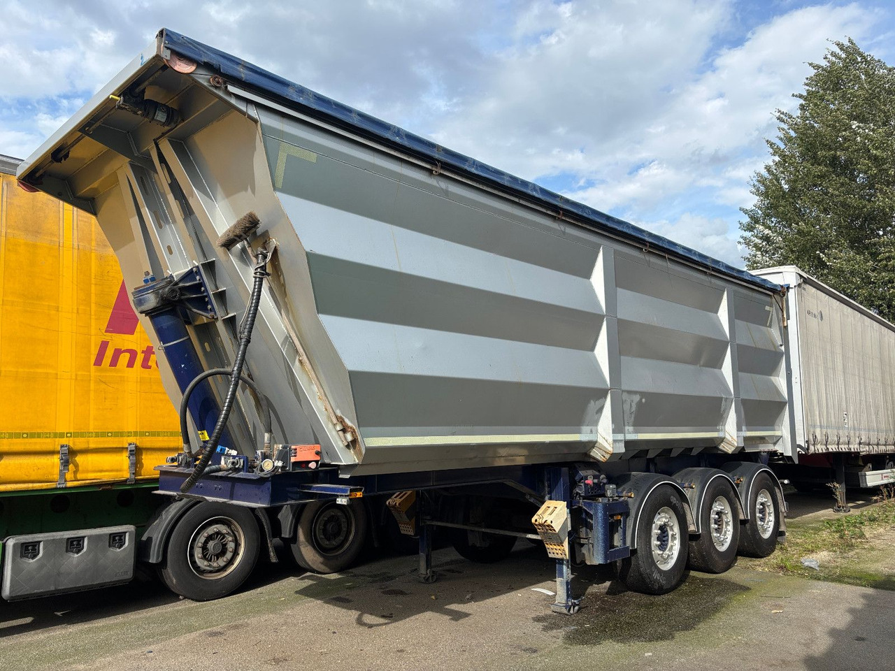 Lück SKF35 45m³ Alufelgen/Liftachse/Scheibenbremse Lück SKF35 45m³ Alufelgen/Liftachse/Scheibenbremse - Tipper semi-trailer: picture 1 Lück SKF35 45m³ Alufelgen/Liftachse/Scheibenbremse Lück SKF35 45m³ Alufelgen/Liftachse/Scheibenbremse - Tipper semi-trailer: picture 1