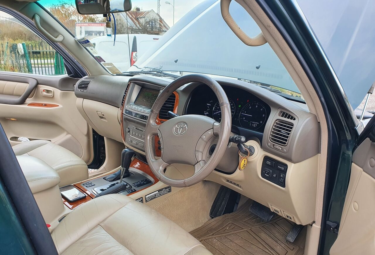 Toyota LAND CRUISER 100 4,2 TD KLIMA 7 OSOB - Car: picture 2 Toyota LAND CRUISER 100 4,2 TD KLIMA 7 OSOB - Car: picture 2