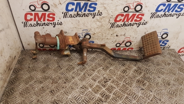 Case International 856 Xl Clutch Pedal Slave Cylinder 3234618r1, 1500215c92 - Clutch cylinder for Farm tractor: picture 3 Case International 856 Xl Clutch Pedal Slave Cylinder 3234618r1, 1500215c92 - Clutch cylinder for Farm tractor: picture 3