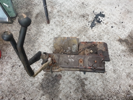 Fiat 90-90, 100-90, 110-90 Transmission Control Cover 5129987, 5130986, 5132247 - Gear stick for Farm tractor: picture 1 Fiat 90-90, 100-90, 110-90 Transmission Control Cover 5129987, 5130986, 5132247 - Gear stick for Farm tractor: picture 1