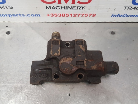 Fiat Ford 35, 90 Series 90-90 Hydraulic Spool Valve Cover 5116841 - Hydraulics: picture 2 Fiat Ford 35, 90 Series 90-90 Hydraulic Spool Valve Cover 5116841 - Hydraulics: picture 2