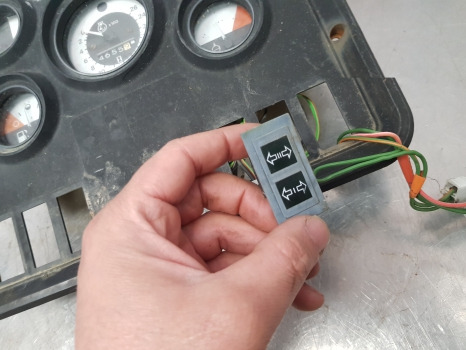 Ford 10 Series 7810, 7910, 8210 Clock Instrument Panel Dashboard 86536088 - Electrical system: picture 4 Ford 10 Series 7810, 7910, 8210 Clock Instrument Panel Dashboard 86536088 - Electrical system: picture 4