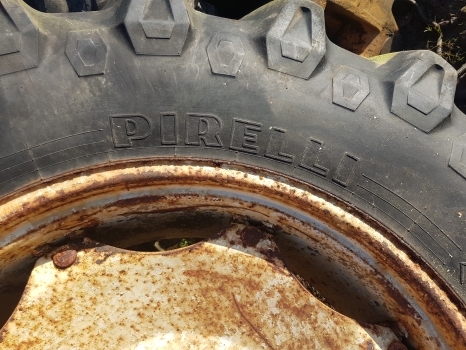 Ford Rear Wheel Complete R38 Pirelli Tm700 580/70r38 - Wheel and tire package for Farm tractor: picture 4 Ford Rear Wheel Complete R38 Pirelli Tm700 580/70r38 - Wheel and tire package for Farm tractor: picture 4