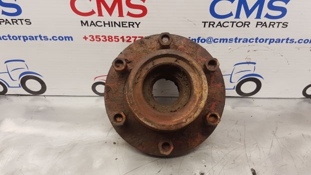 International 2wd Hub 67527c91 , 67527c92 - Wheel hub for Farm tractor: picture 2 International 2wd Hub 67527c91 , 67527c92 - Wheel hub for Farm tractor: picture 2