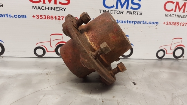 International 2wd Hub 67527c91 , 67527c92 - Wheel hub for Farm tractor: picture 3 International 2wd Hub 67527c91 , 67527c92 - Wheel hub for Farm tractor: picture 3