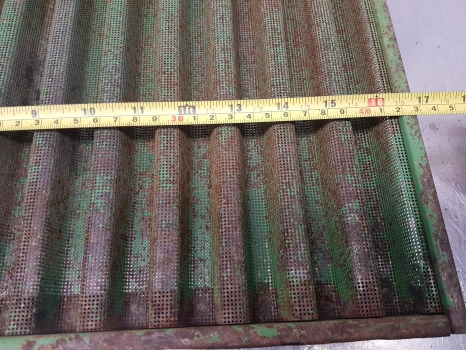 John Deere 1830, 2030, 2130, 2440, 2640 Side Grille, Grill Panel Ar72950 - Grill: picture 4 John Deere 1830, 2030, 2130, 2440, 2640 Side Grille, Grill Panel Ar72950 - Grill: picture 4