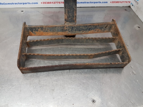 New Holland Ts, 40 Series, 6640, 7840 Foot Step Lhs 82007896, 81872888, 82840363 - Footstep for Agricultural machinery: picture 5 New Holland Ts, 40 Series, 6640, 7840 Foot Step Lhs 82007896, 81872888, 82840363 - Footstep for Agricultural machinery: picture 5