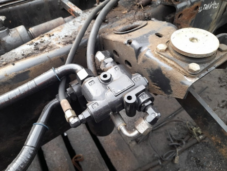 Valtra 6100, 6200, 6300, 6400 Hydraulic Priority Valve 152b8140, V32591300 - Hydraulics: picture 1 Valtra 6100, 6200, 6300, 6400 Hydraulic Priority Valve 152b8140, V32591300 - Hydraulics: picture 1