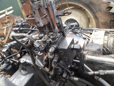 Valtra 6400 Hydraulic Auxiliary Valve Unit Assy - Hydraulics: picture 1 Valtra 6400 Hydraulic Auxiliary Valve Unit Assy - Hydraulics: picture 1