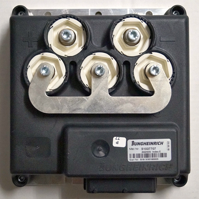 Jungheinrich 51037707 | Rij regeling driving controller AS2405i index E sn. S18X - ECU for Material handling equipment: picture 1 Jungheinrich 51037707 | Rij regeling driving controller AS2405i index E sn. S18X - ECU for Material handling equipment: picture 1