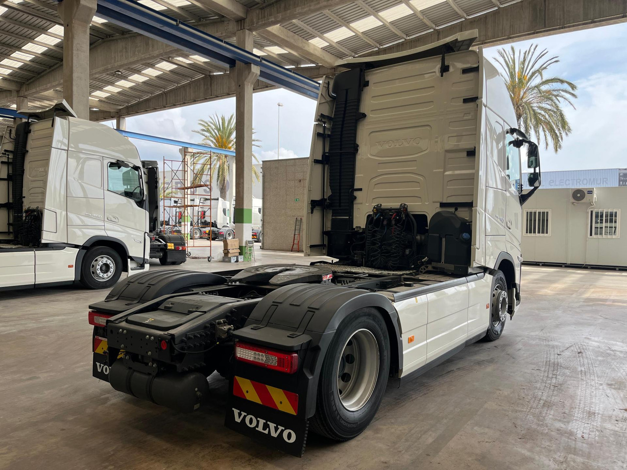 Volvo FH 500 Globetrotter XL Varios I-ParkCool - Tractor unit: picture 3 Volvo FH 500 Globetrotter XL Varios I-ParkCool - Tractor unit: picture 3