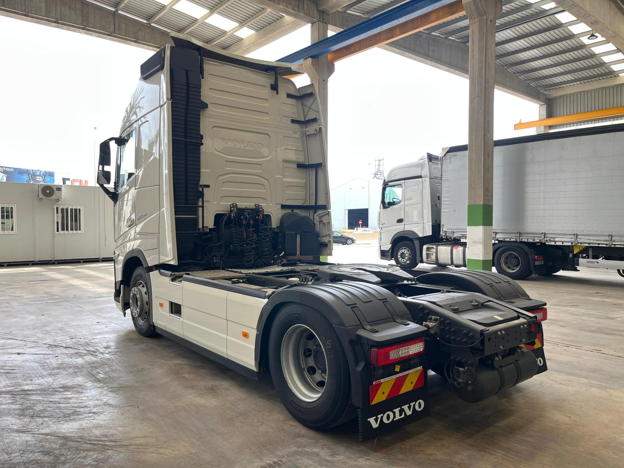 Volvo FH 500 Globetrotter XL Varios I-ParkCool - Tractor unit: picture 4 Volvo FH 500 Globetrotter XL Varios I-ParkCool - Tractor unit: picture 4